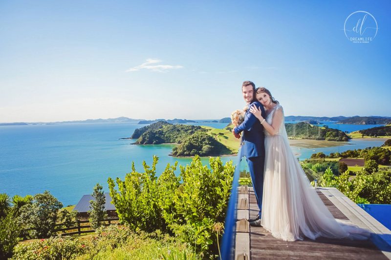 groom and bride in a scenic landscape in auckland